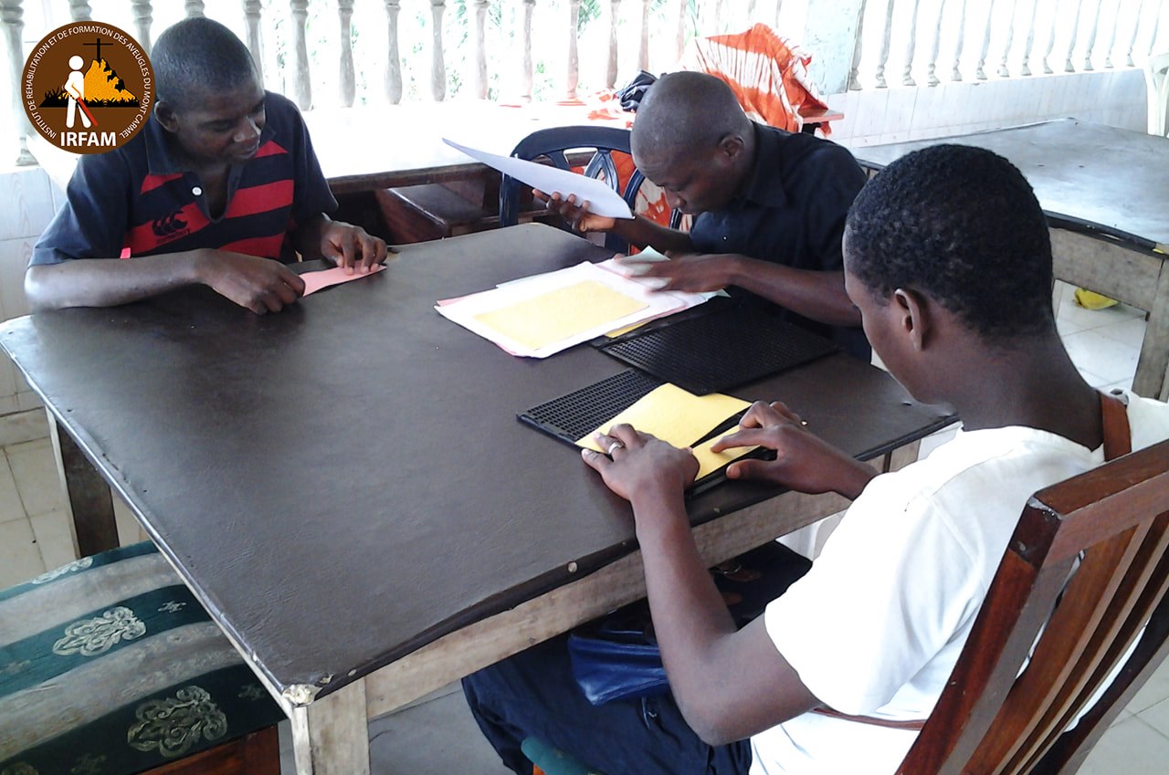 Les enfants non-voyants en train d'étudier à l'aide de la technique du braille